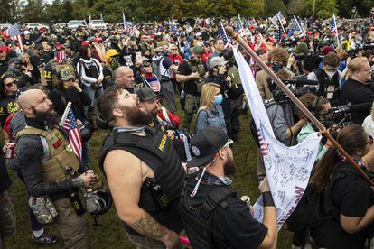 Integrantes do grupo extremista Proud Boys durante protesto em Portland, em setembro