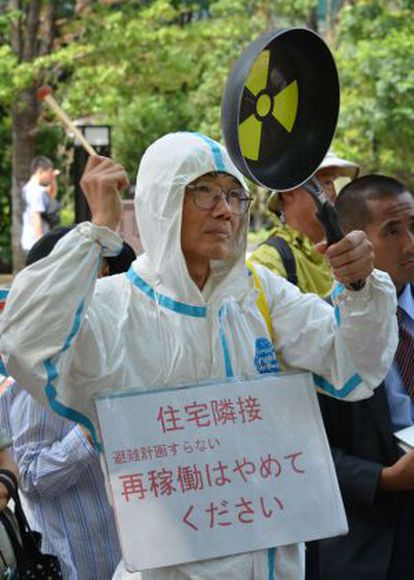 Um grupo de ativistas protesta contra a reabertura em Tóquio.