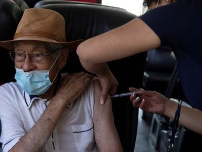 Enfermeira vacina idoso contra covid-19 em La Reina, Santiago, em 8 de fevereiro.