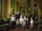 Posado oficial de la reina Isabel II rodeada de sus nietos y bisnietos con motivo del 90 cumpleaños de la monarca, en uno de los salones del Castillo de Windsor, Reino Unido. En la imagen, la reina Isabel II posa con sus nietos James (i) y Lady Luisa Mountbatten-Windsor (2-i), y con sus bisnietos Mia Tindall (3-i), Savannah (3-d), Isla Phillips (d), el príncipe Jorge de Cambridge (2-d) y la princesa Charlotte, hijos de los duques de Cambridge, Guillermo y Catalina.