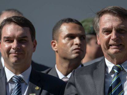 Flávio Bolsonaro ao lado do pai, Jair.