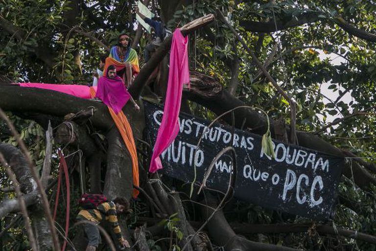 Ativistas em árvore no Parque Augusta nesta quarta.