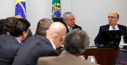 Temer e Meirelles em reunião com líderes da base aliada.