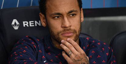 Neymar no banco do PSG na temporada passada.