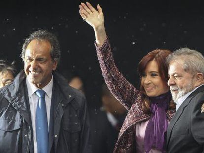 A presidenta argentina com Daniel Scioli e Lula.