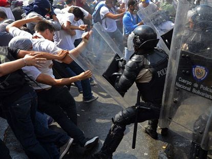 Confrontos entre estudantes e a polícia em Caracas