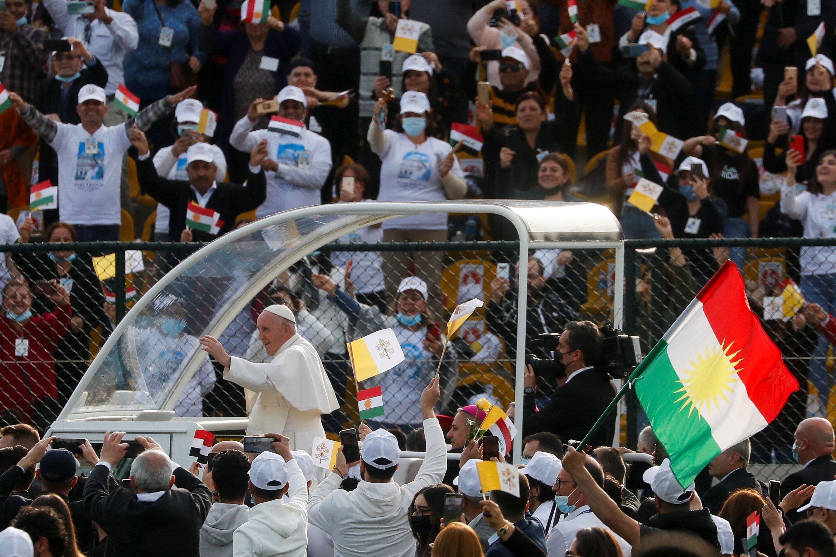 O Papa, ao chegar ao estádio Hariri em Erbil, neste domingo. 