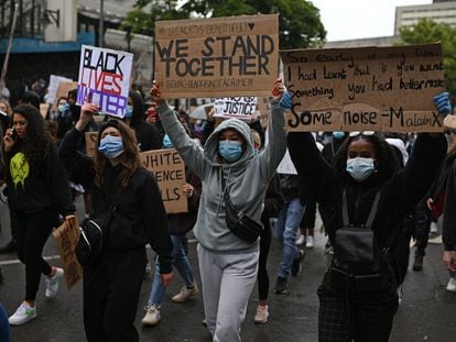 Manifestantes protestam contra violência policial contra os afro-americanos em Birmingham na quinta-feira.