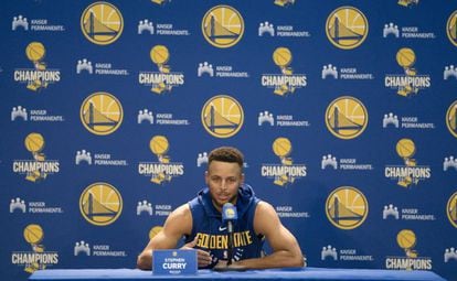 O jogador da NBA Stephen Curry durante uma coletiva de imprensa em Oakland. 
