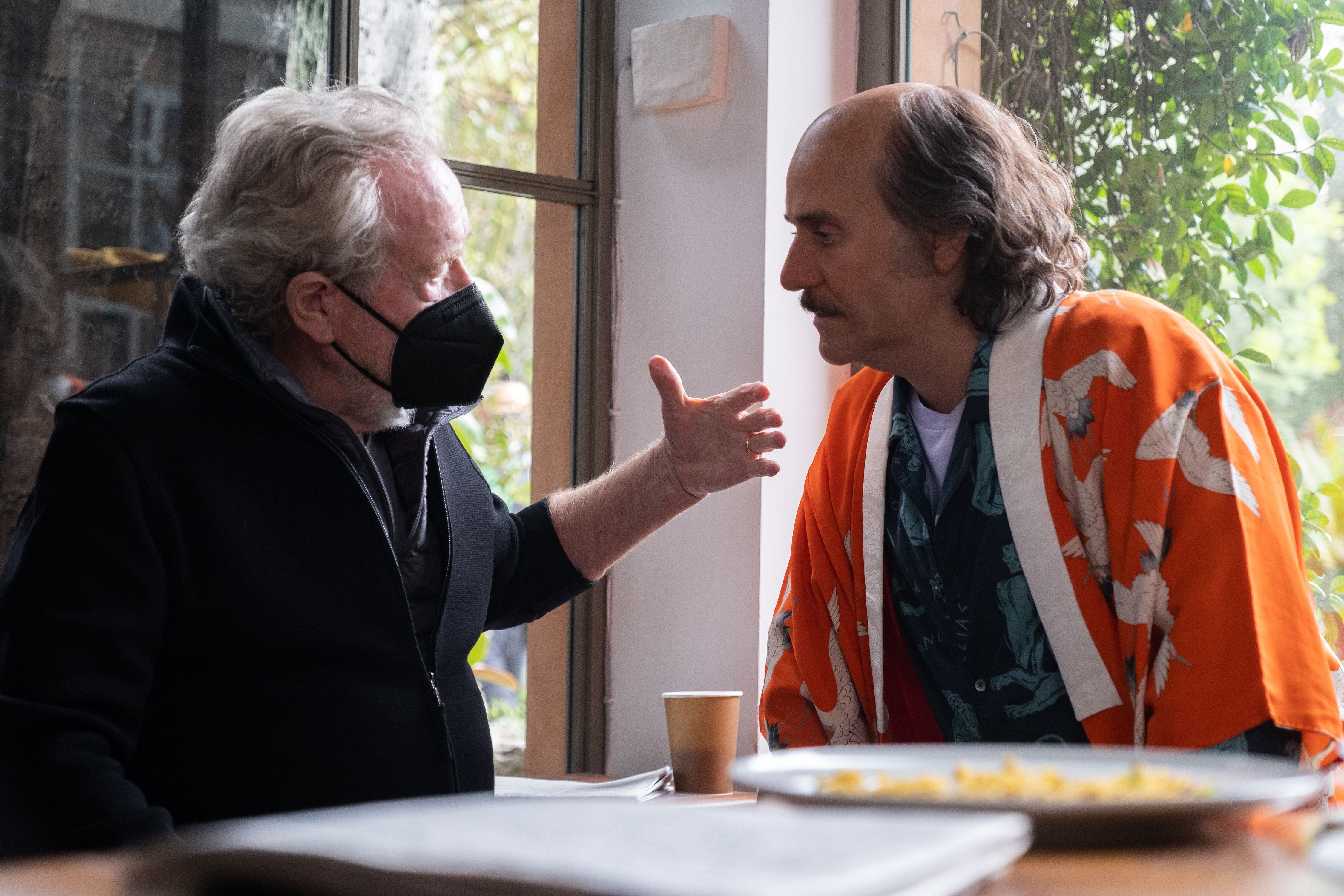 Ridley Scott conversa com Jared Leto, durante a filmagem de 'Casa Gucci'. 