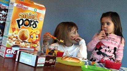 Crianças consumindo produtos Kellogg’s.