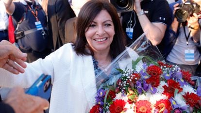A prefeita de Paris, Anne Hidalgo, recebe um buquê de flores após sua vitória no segundo turno das eleições municipais, neste domingo.