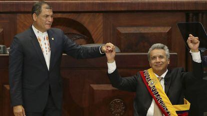 Lenín Moreno (à direita) assume o cargo de presidente do Equador em maio passado ao lado de seu antecessor, Rafael Correa