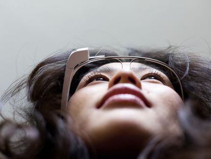 Uma mulher usa o Google Glass.