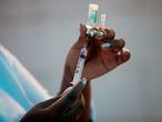 Un trabajador sanitario prepara una dosis de la vacuna de AstraZeneca, en Río de Janeiro, Brasil.