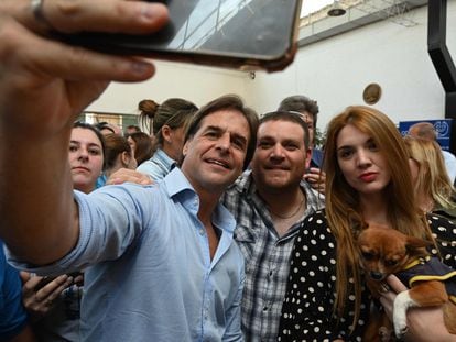 O candidato do Partido Nacional, Luis Lacalle, tira selfies com apoiadores após o fechamento das urnas em Canelones, no dia 24 de novembro.