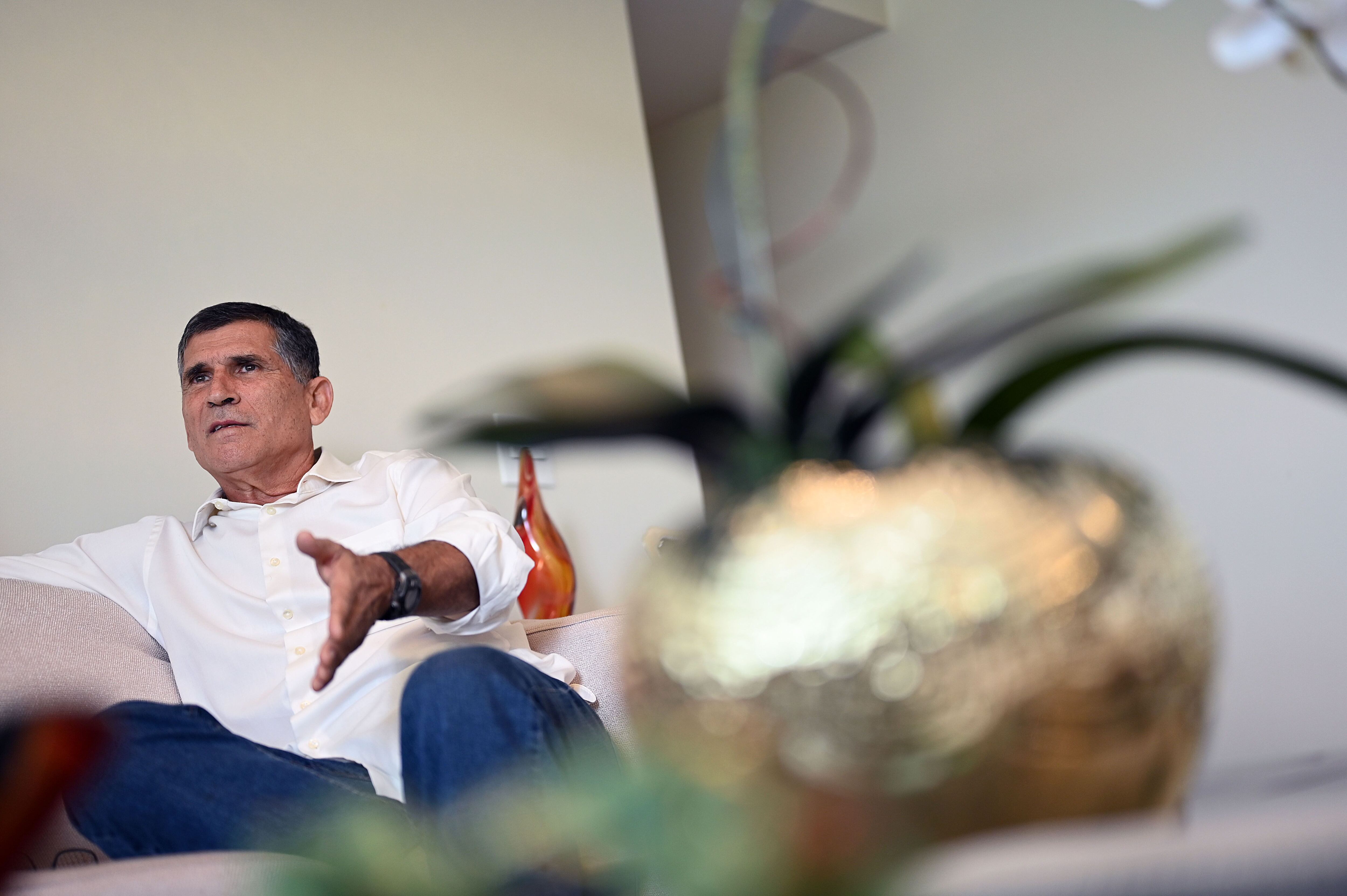 General Carlos Alberto Santos Cruz, ex-ministro do Governo Bolsonaro, em seu apartamento em Brasíia.