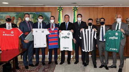 Bolsonaro recebe presidentes de clubes de futebol em Brasília.