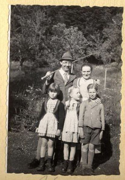 Himmler e sua esposa Margarete com seus dois filhos e uma amiga em 1935.