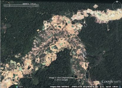 Mina de ouro no Suriname vista por satélite em 2012.