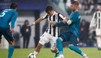 Dybala tenta escapar da marcação de Sergio Ramos e Varane no primeiro jogo, que terminou 3 a 0 para o Real Madrid.