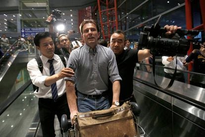 O jornalista Rupert Wingfield-Hayes, da BBC, é cercado por repórteres ao chegar ao aeroporto de Pequim, na China, após ser expulso da Coreia do Norte.