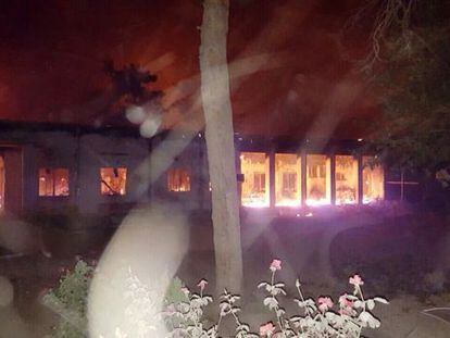 Imagem distribuída pelo MSF do hospital em chamas.