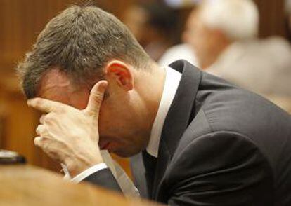Oscar Pistorius cobre o rosto durante o julgamento.
