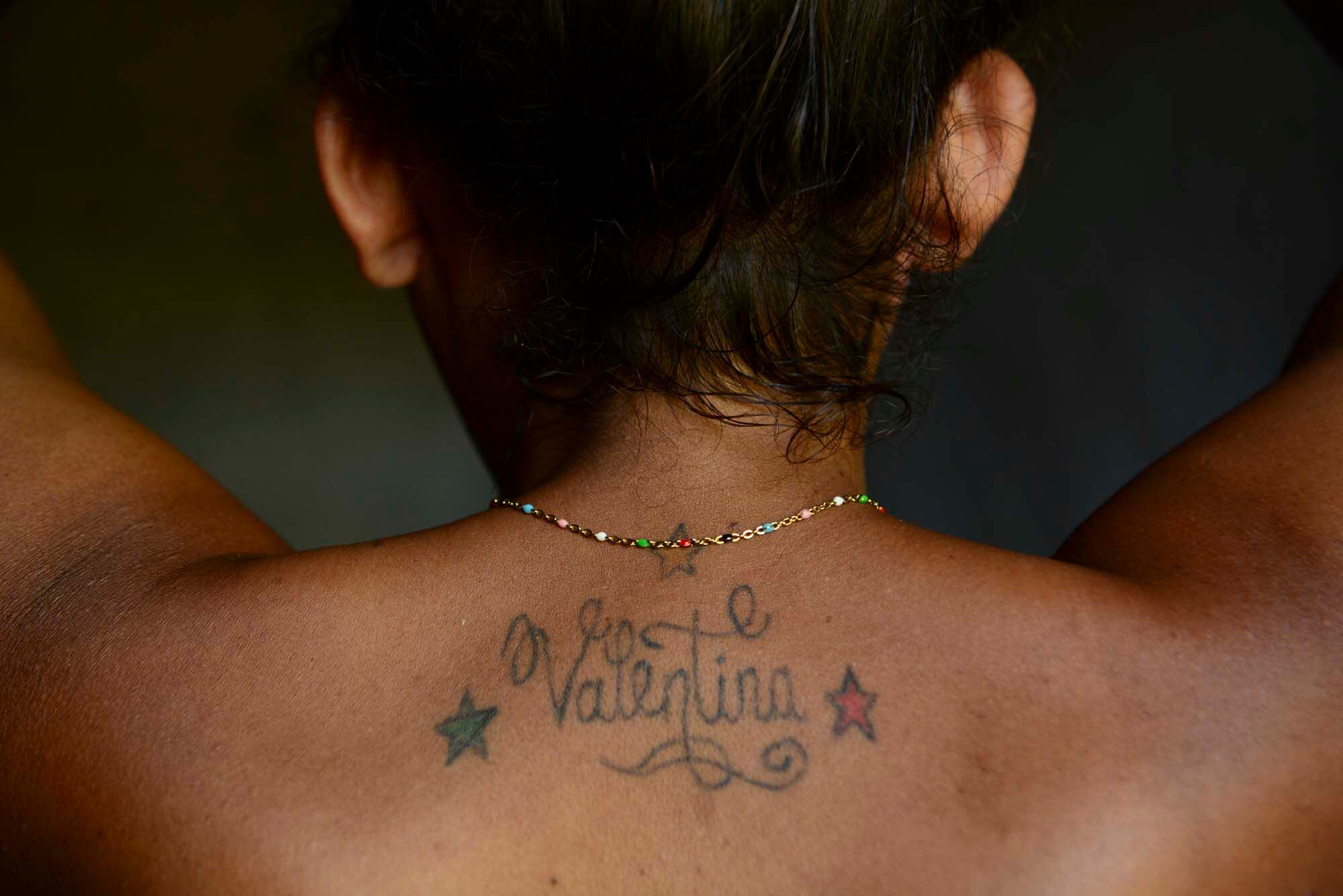 Valentina Vigil é uma mulher trans e decidiu realizar um simulacro de casamento em El Salvador, onde o casamento entre pessoas do mesmo sexo não é legalizado. 