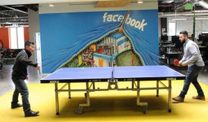 Dois funcionários do Facebook jogam pingue-pongue na sede da empresa, em Menlo Park.