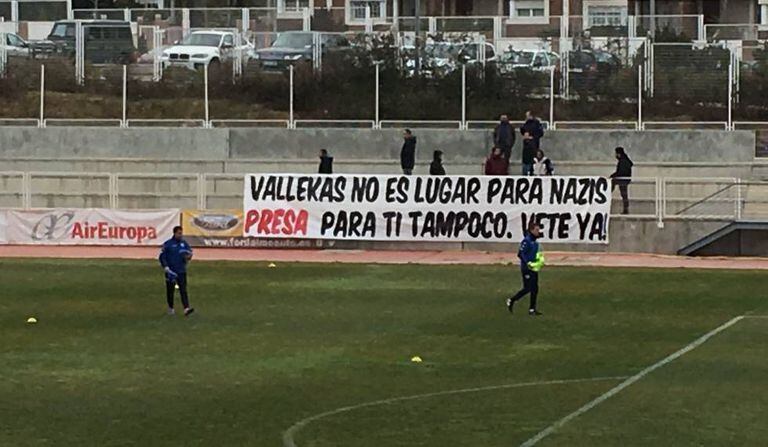 O cartaz da torcida organizada Bukaneros.