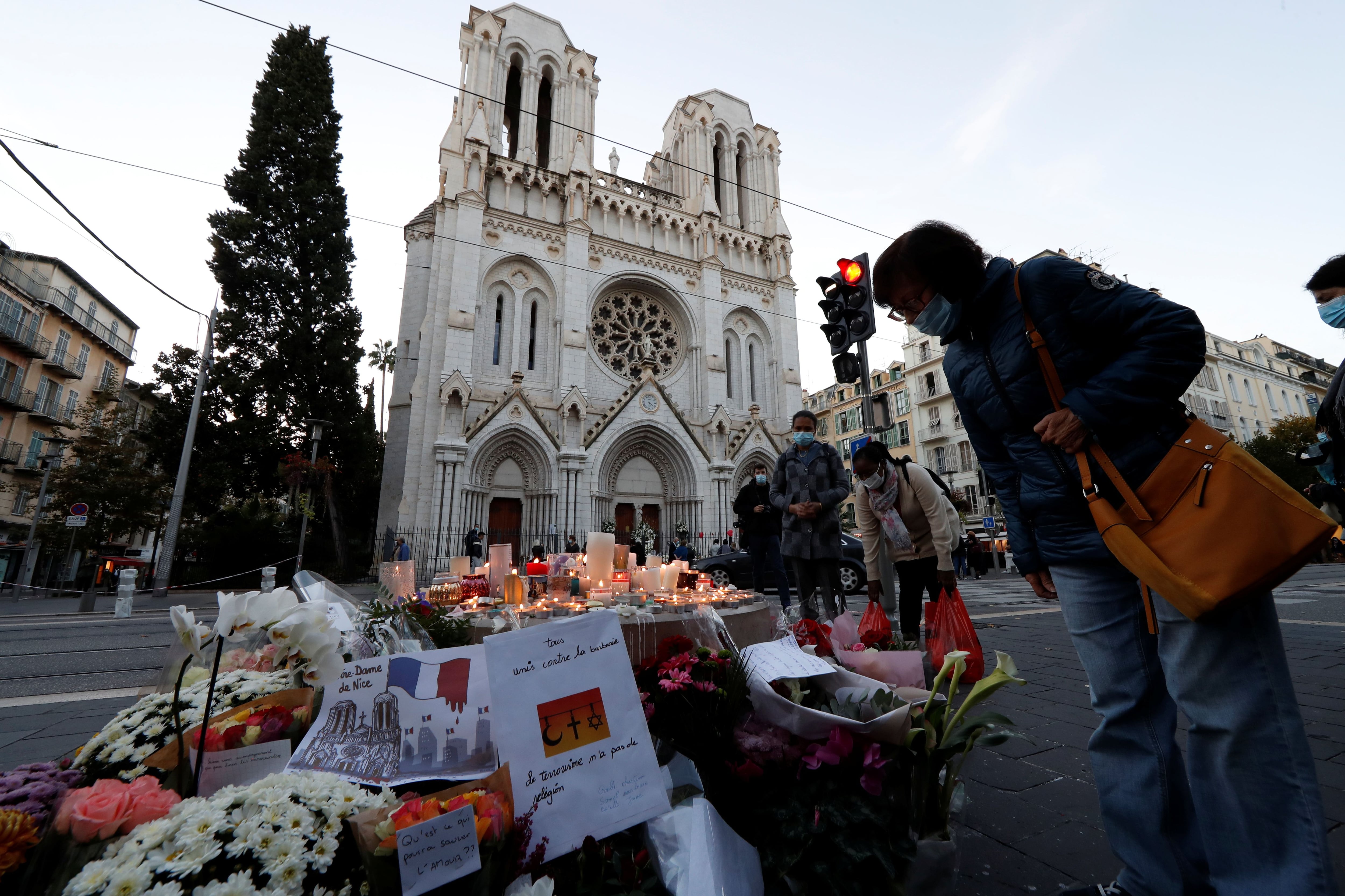 Velas e flores deixados perto da igreja de Notre Dame em homenagem às vítimas do ataque em Nice.