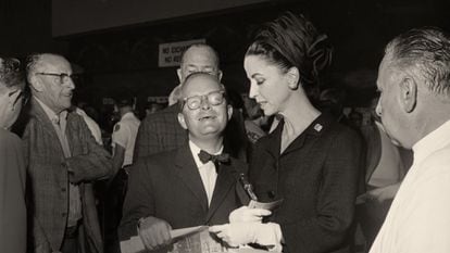 Truman Capote com Gloria Guinness. / FILMIN / EL PAÍS
