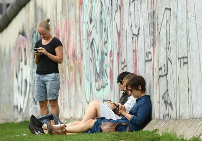 Grupo de pessoas usa smartphone em Berlim, em 12 de agosto passado.
