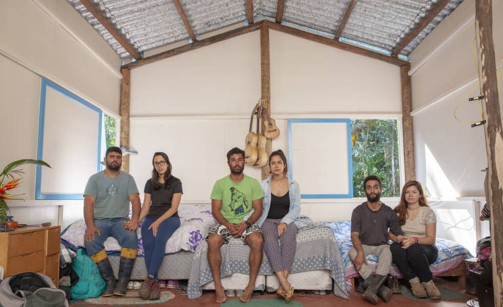 Marcos, Daiane, Edmilson, Karina, Héber e Vanessa, em uma das casas que construíram na Jureia.