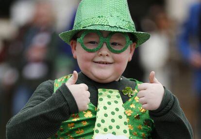 Uma criança vestida à caráter para o St Patrick's Day, em Cheltenham, no Reino Unido.
