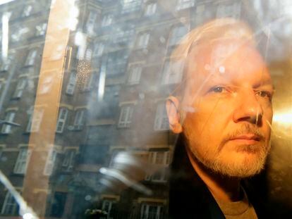 Julian Assange, em 1º de maio de 2019, quando foi levado da prisão de Belmarsh para o tribunal londrino que decidiria sua possível extradição para os EUA.