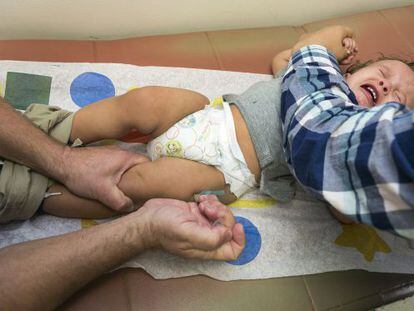 Uma criança de um ano recebe a vacina tríplice viral na Califórnia.