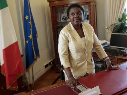 Ministra da Itália Cécile Kyenge foi insultada pelos seus oponentes.