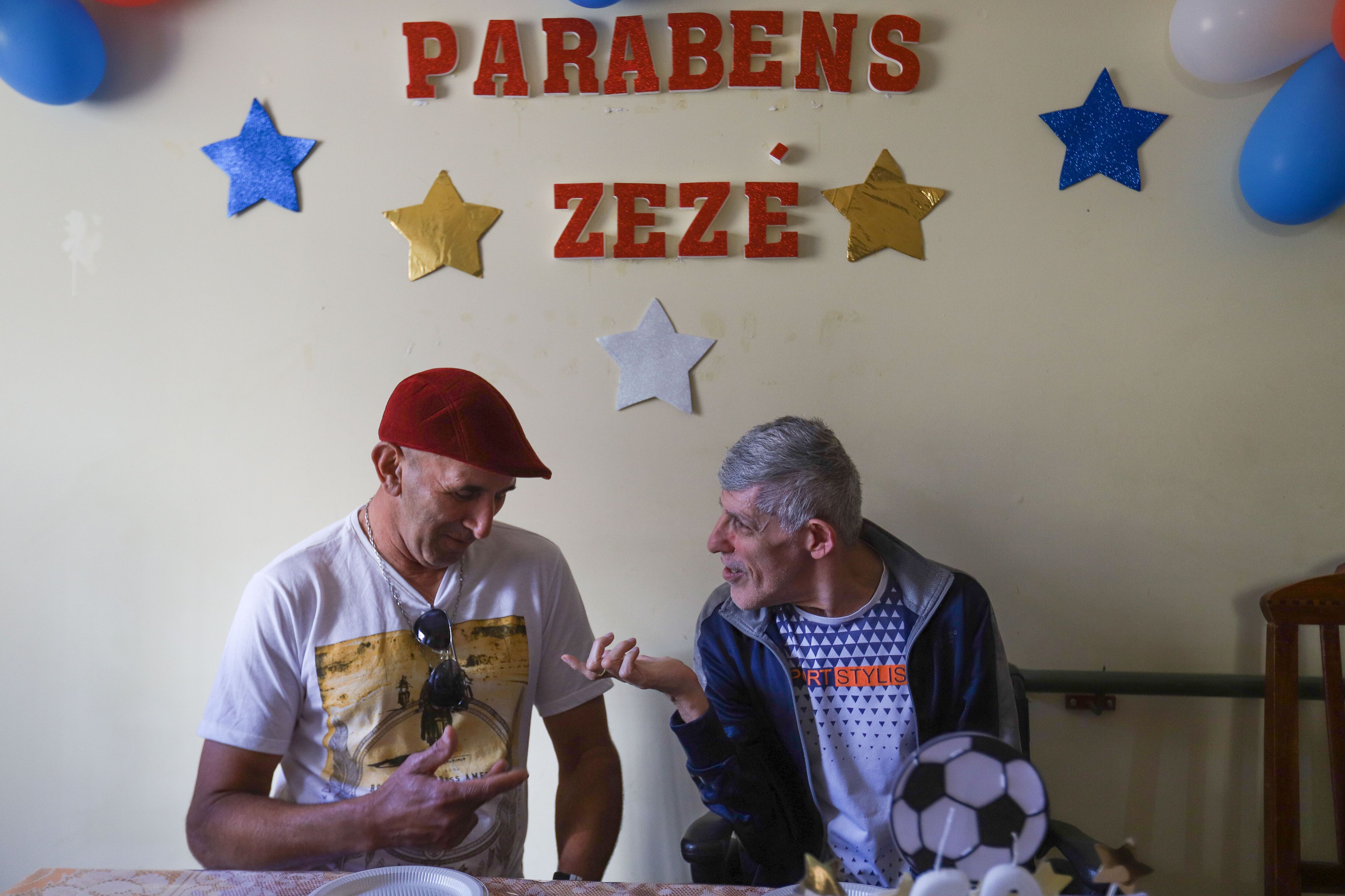 Bento Marcio da Silva, à esquerda, e Zezé na festa de 60 anos do segundo na residência terapêutica de Barbacena, em que ambos vivem. Antes estiveram internados em hospitais psiquiátricos durante muitos anos