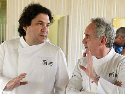 Os chefs Ferran Adrià e Gastón Acurio conversam depois da reunião do conselho assessor do Basque Culinary Center de San Sebastián.