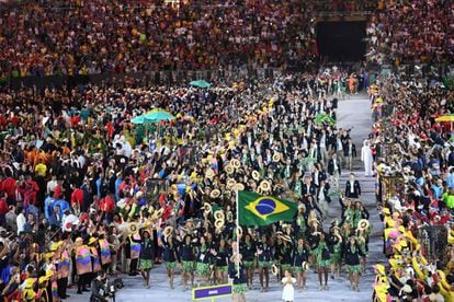 A delega&ccedil;&atilde;o dos atletas brasileiros entram ao som de Aquarela do Brasil
