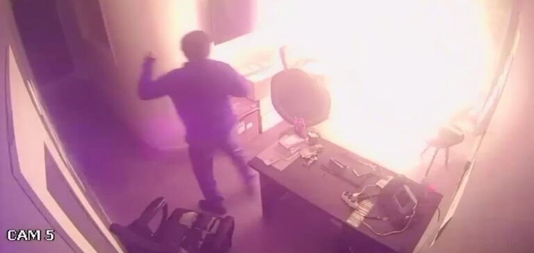 Câmera de segurança capta imagem do vigilante presenciando o ataque com coquetéis molotov na sede do Porta dos Fundos, na madrugada do dia 24 de dezembro.