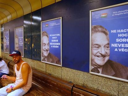 Cartaz do Governo húngaro contra George Soros em Budapeste.