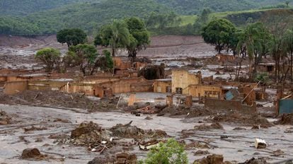 O povoado de Bento Rodrigues, sepultado por lama tóxica.