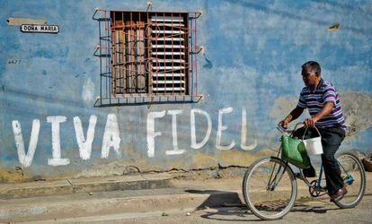 Uma parede pintada lembra Castro em uma rua de Cuba.