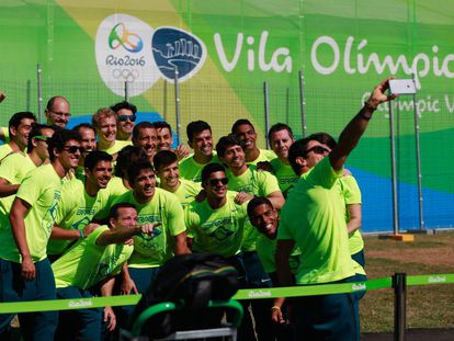 Atletas da seleção brasileira de hockey tiram selfie na Vila Olímpica.