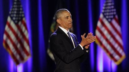 O presidente Obama aplaude durante o discurso, ontem à noite em Chicago.