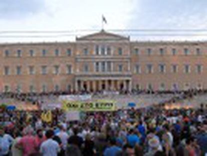 Os manifestantes pedem ao Governo que não ceda às exigências de Bruxelas. Muitos cartazes a favor do  Grexit 