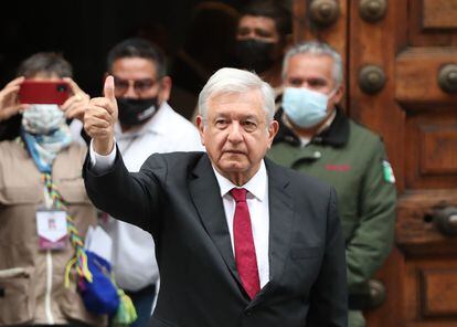 Andrés Manuel López Obrador acena após votar.